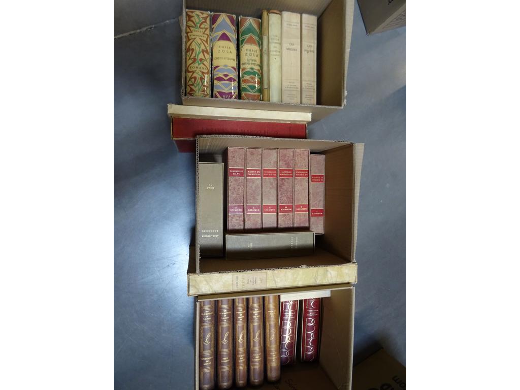 Ensemble d'ouvrages essentiellement illustrés dont MARIVAUX aux éditions Arc en ciel illustrés par Bécat, ROUSSEAU aux éditions Athèna illustré par Collot et André GIDE : Thésée illustré par Mariano Andreu. En tout 3 cartons.