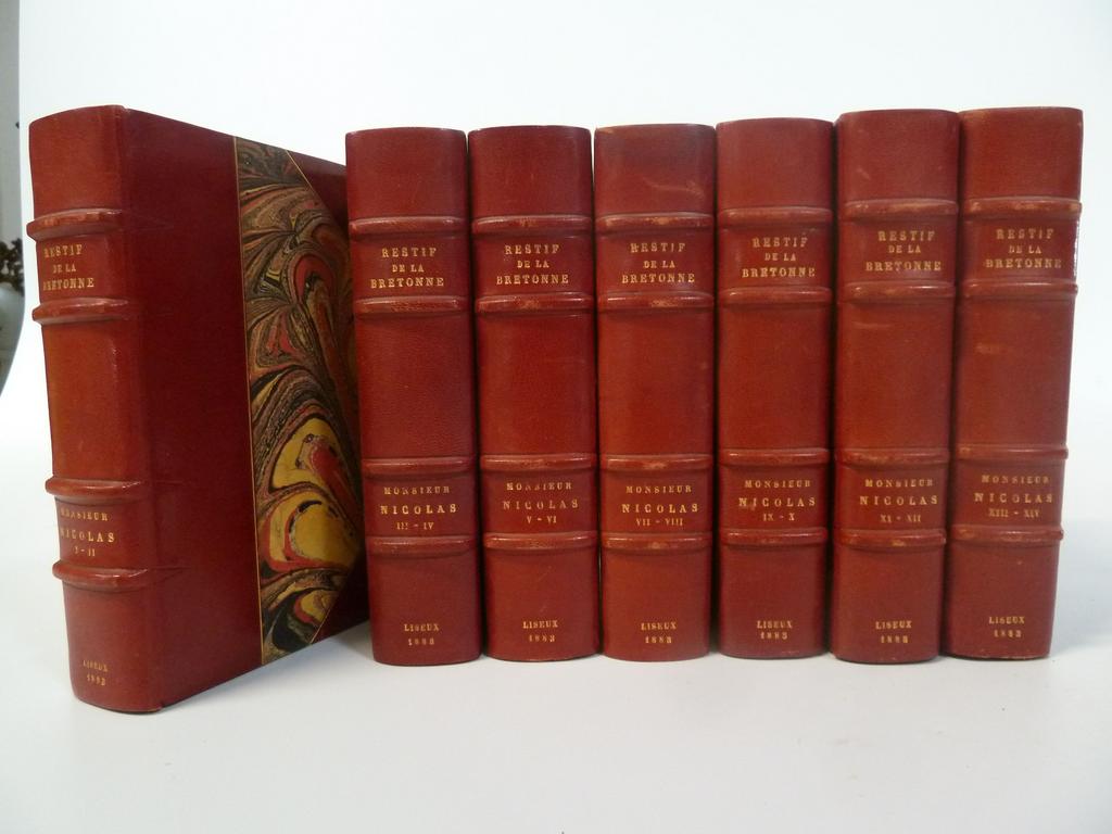 RESTIF DE LA BRETONNE : Monsieur Nicolas ou le cur humain dévoilé. Paris : Lisieux, 1883. 14 tomes en 7 volumes in-8°. Reliures de lépoque demi-chagrin rouge à coins, dos à 4 nerfs sautés, filets dorés sur plats, têtes dorées. Couvertures et dos imprimés conservés. Reliures signées par MERIOT. 1 des 125 ex. numérotés sur Hollande. TRES BON EXEMPLAIRE. (n.c.)