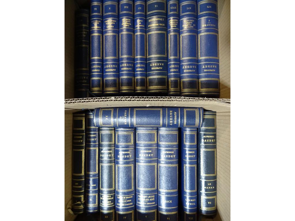 2 cartons des oeuvres complètes d'Alphonse DAUDET reliés. Librairie de France. 19 volumes