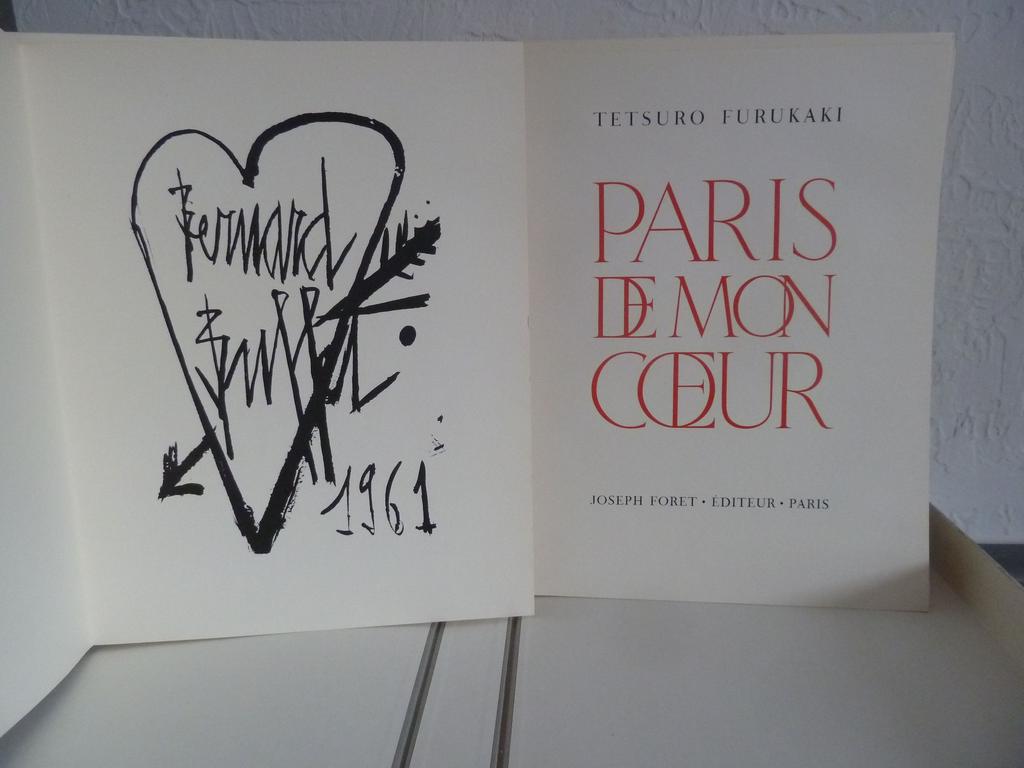 FURUKAKI, Tetsuro. (BUFFET, Bernard) : Paris de mon cur. Paris : Joseph Forest, 1961. Un volume petit in-folio en feuilles sous couverture illustrée et rempliée, coffret cartonné titré au dos de léditeur. Poèmes illustrés de 35 dessins en noir à pleine page daprès Bernard BUFFET gravés sur cuivre par Nourisson. Précédés d'un titre et d'une dédicace de Buffet à Tetsuro Furukaki gravés en noir, ainsi que d'une dédicace du poète à sa femme, et d'un poème de ce dernier orné d'un caractère calligraphié gravé en noir à pleine page. Tiré à 197 ex. numérotés, 1 des 122 sur offset Sirène. Infimes frottis au coffret sinon TRES BEL EXEMPLAIRE.