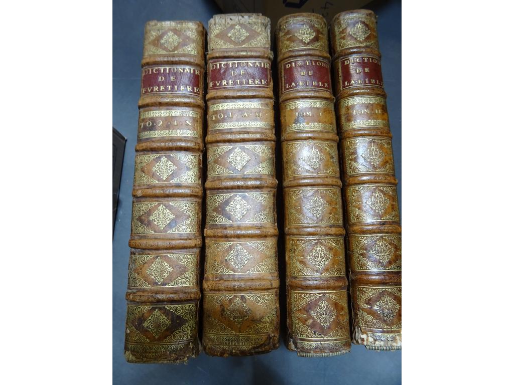 4 volumes in folio d'époque XVIIIème siècle : le dictionnaire de FURETIERE (2) et le dictionnaire de la Bible (2). 1 carton