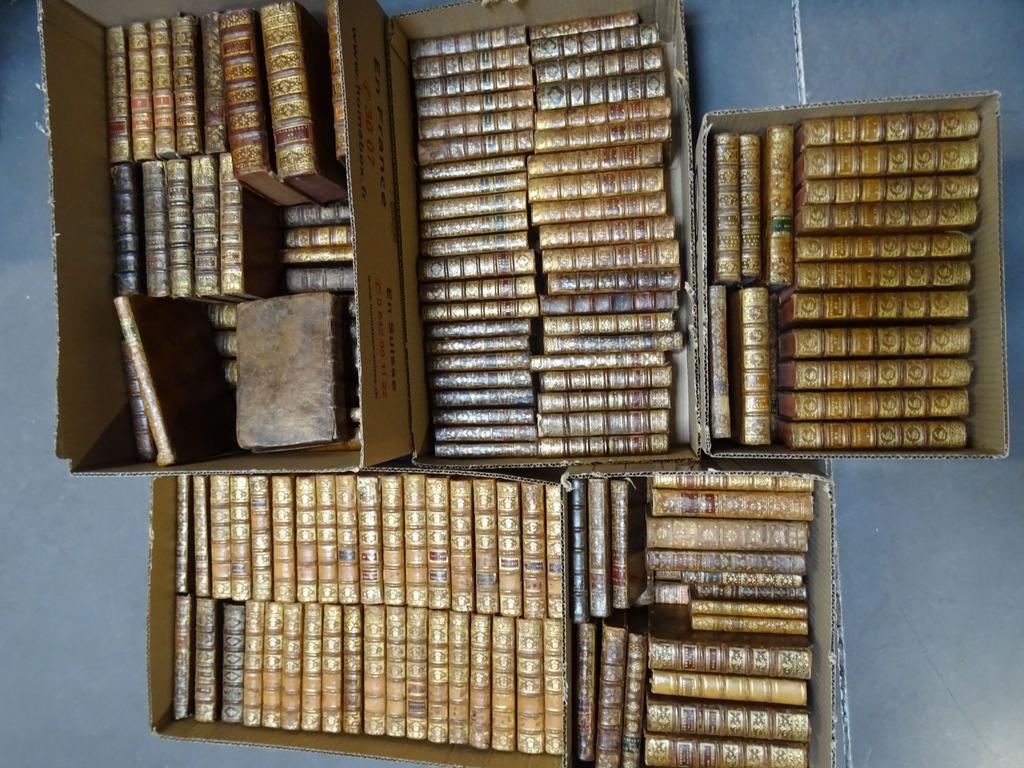 Ensemble de reliures du XVIIIème siècle. En l'état. En tout 5 cartons
