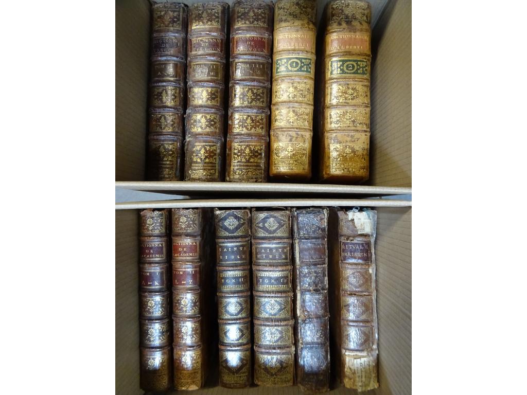 Lot d'ouvrages du XVIIIème siècle en reliure d'époque in quarto, dont le dictionnaire de Trévoux, le dictionnaire de musique de Rousseau et le dictionnaire de l'Académie. En l'état. 2 cartons
