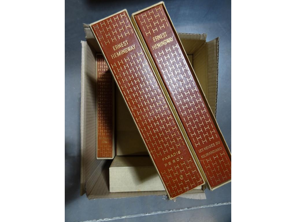 Les oeuvres d'Ernest HEMINGWAY. Editées par Sauret. 1 carton