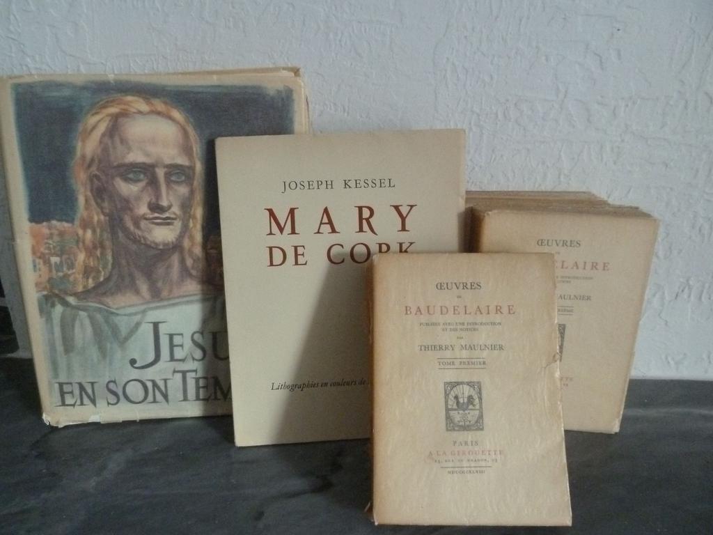 Lot de 2 volumes illustrés dont KESSEL : Mary de Cork. Paris : Hazan, 1929. 1 volume broché grand in-8°. Lithographies de Renée A. PIOT , - DANIEL-ROPS : Jésus en son temps. Un volume en feuilles in-4°. Lithographies de DECARIS. ON Y JOINT : BAUDELAIRE, Charles : uvres. Paris : A la Girouette, 1948. 4 volumes brochés petit in-8°.