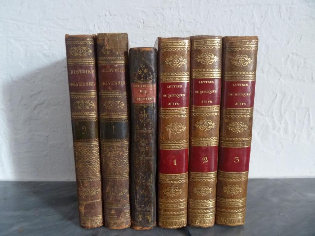Lot de 6 volumes in-12°, reliures dépoque, dont : - VOLTAIRE : Lettres de quelques juifs  Lyon : Ainé, 1822. 3 volumes , - De la destruction des jésuites en France. Slne, 1765. , BOSSUET : Discours dur lhistoire universelle. Lyon : Yvernault et Carin, 1811. 2 volumes.