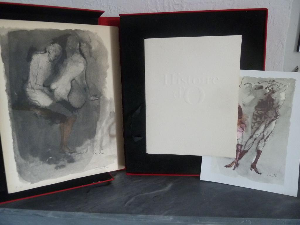 REAGE, Pauline. (FINI, Léonor) : Histoire dO. Paris : Jean-Jacques Pauvert, 1975. Un volume in-4° en feuilles sous couverture gaufrée, enchâssé dans coffret de toile de léditeur, titré or sur le 1er plat. Illustré de 14 hors-texte en couleurs et de 11 dessins in-texte de Léonor FINI. Tiré à 800 ex. numérotés. 1 des 762 sur Ingres bien complet de sa lithographie originale au format petit in-folio, justifiée et signé par Léonor FINI. TRES BON EXEMPLAIRE.