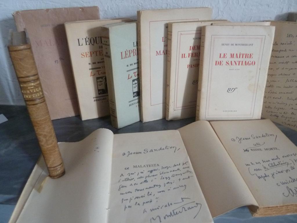 MONTHERLANT, Henry de. Ensemble de 11 volumes brochés sauf un relié en demi-maroquin, petit ou grand in-8°. 6 avec bel envoi manuscrit signé de lauteur. Quelques éditions originales. BON ENSEMBLE. (n.c.)