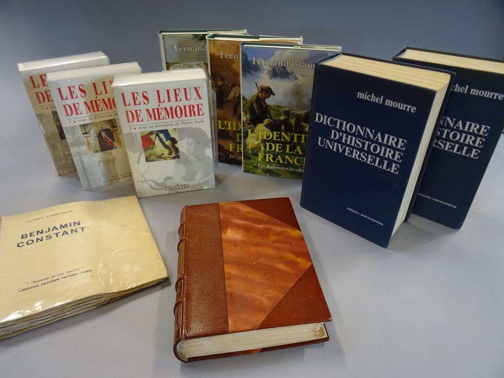 Lot de livres historiques dont Louis Madelin : Talleyrand 1944 Edition Originale, un des 100 exemplaires sur lana reliure demi-cuir marocain, Benjamin Constant Edition Originale de Fabre-Luce 1939, un des 30 exemplaires sur hollande, Les lieux de Mémoire chez Gallimard Pierre Nora et Braudel : L'identité de la France.