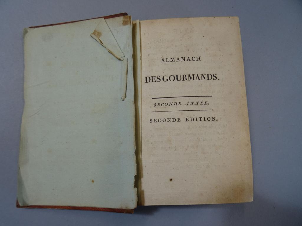 ALMANACH des gourmands. Seconde édition. Paris : Maradan, an XIII, 1805. Un volume in-12°. Reliure de lépoque demi-basane. Illustré dun frontispice gravé. Des usures au dos, intérieur assez frais. Exemplaire de travail.