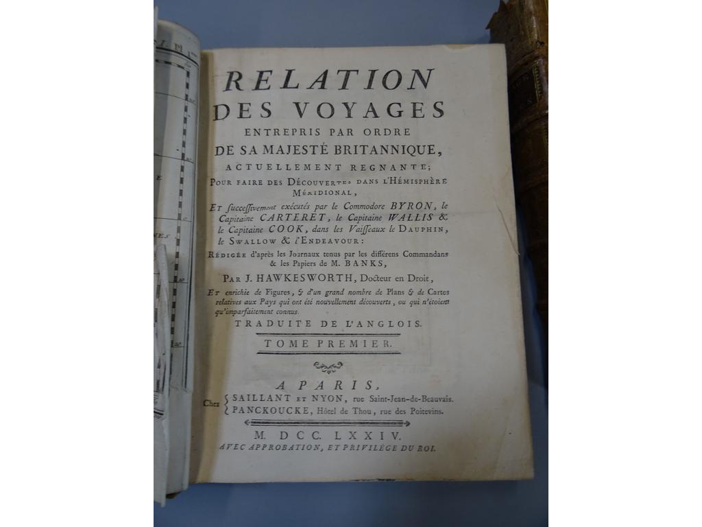 BANKS / COOK : Relation des Voyages entrepris par ordre de sa Majesté Britannique, actuellement régnante , Pour faire des Découvertes dans lHémisphère Méridional, Et successivement exécutés par le Commodore Byron, le Capitaine Carteret, le Capitaine Wallis   le Capitaine Cook, dans les Vaisseaux le Dauphin, le Swallow   lEndeavour   Paris : Chez Saillant et Nyon, Panckoucke, 1774. 4 vol. in-4°. Reliures de lépoque plein veau fauve, dos à nerfs ornés de caissons de double filet doré fleuronnés, pièces de titre en maroquin rouge et de tomaison en maroquin fauve, triple filet doré en encadrement des plats, roulette dorée sur coupes, toutes tranches marbrées. Bien complet de ses 52 planches ou cartes hors-texte, dont 40 sont dépliantes, parfois de grande dimension : 29 cartes ou plans, 11 vues dépliantes, 12 hors-texte. Quelques rares cahiers brunis, des usures aux reliures avec manques et galeries de vers néanmoins BON EXEMPLAIRE.