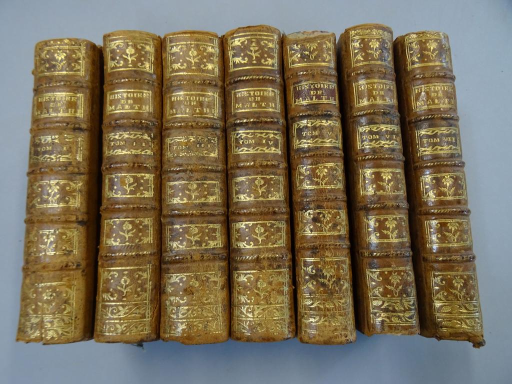 VERTOT, Abbé de : Histoire des chevaliers hospitaliers de St Jean de Jérusalem, appelés depuis chevaliers de Rhodes et aujourdhui Chevaliers de Malthe. Paris : Babuty, 1766. 7 volumes in-12°. Reliures de lépoque pleine basane fauve, dos à nerfs ornés de caissons de double filet doré fleuronnés, pièces de titre en maroquin, tomaisons dorées, toutes tranches rouges. Ex-libris ancien appliqué. Des usures, des coiffes arasées et brunissures. (n.c.)