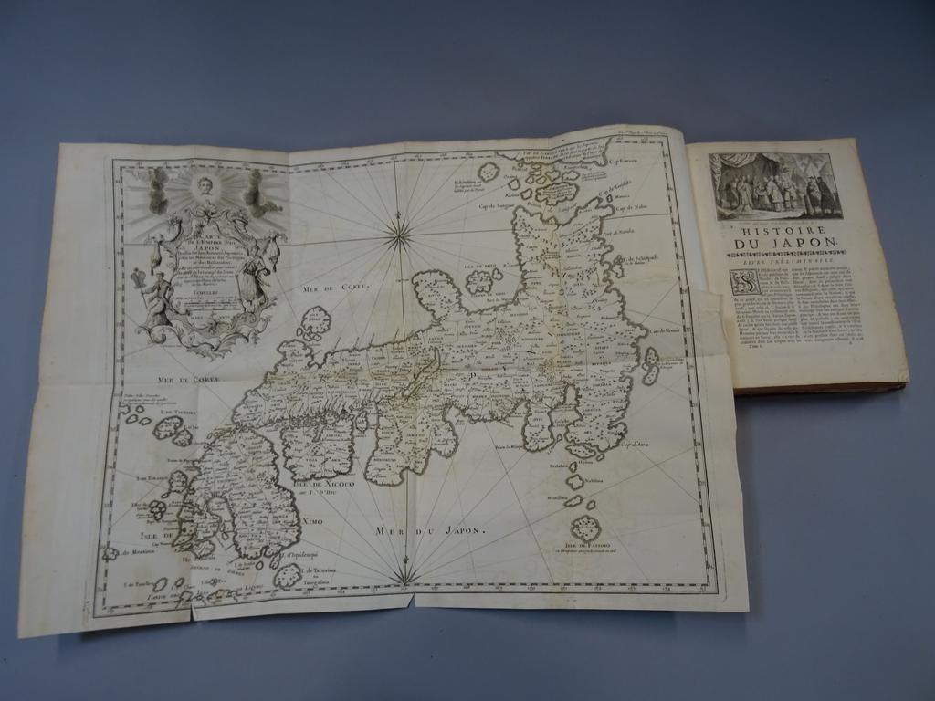 CHARLEVOIX, Pierre François Xavier de : Histoire et description générale du Japon,   . Paris : Gandouin, Lamesle, Giffart, Rollin et Nyon, 1736. 2 volumes in-4°. Reliures de lépoque plein veau havane, dos à nerfs ornés de caissons de double filet dorés fleuronnés, pièces de titre en maroquin rouge et de tomaison en maroquin fauve, roulette dorée dur coupes, toutes tranches rouges. Première édition française illustrée dune grande carte dépliante, de 4 en-tête dont 1 armorié, de 7 cartes ou plans dépliants, de 13 hors-texte dépliants et 12 hors-texte (2 cartes présentent une déchirure mais sans manque). Le carton des pp. 615-616 du Tome 2 est bien présent et volant. L'ouvrage a été publié simultanément en 9 volumes, in-12. Quelques usures aux coins et coiffes notamment, des brunissures sinon BON EXEMPLAIRE, recherché