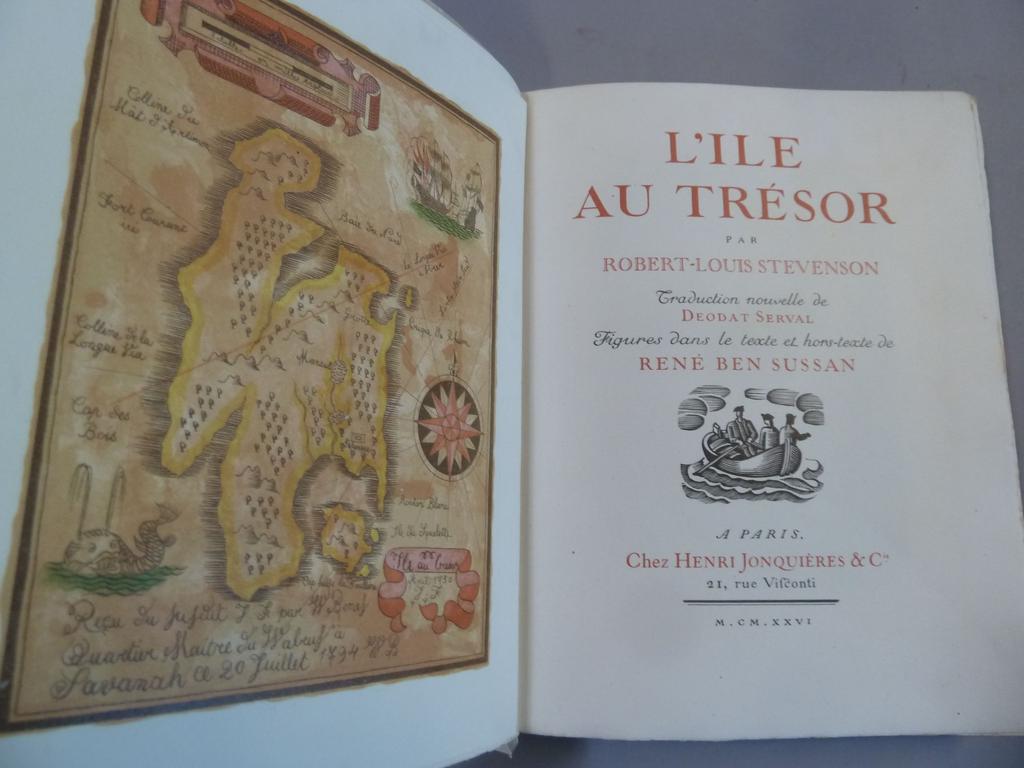 STEVENSON. (BEN SUSSAN, René) : Lîle au trésor. Paris : Jonquières, 1926. Un volume petit in-4° sous couvertures imprimées et rempliés. Non rogné. Illustré 8 hors-texte en couleurs dont frontispice, de 34 grand en-tête en noir et 27 culs-de-lampe gravés sut bois de René BEN SUSSAN. Tiré à 251 ex. numérotés. 1 des 250 sur vélin du Marais. TRES BON EXEMPLAIRE.