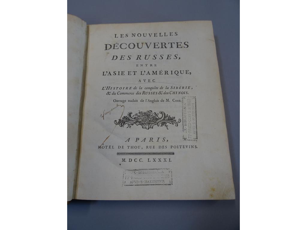 COXE, William : Les nouvelles découvertes des Russes entre lAsie et lAmérique, avec lhistoire de la conquête de la Sibérie et du commerce des Russes et des Chinois. Paris : Thou , 1781. Un volume in-4°. Reliure de lépoque pleine basane havane, dos à nerfs orné de caissons de double filet doré fleuronnés, pièce de titre en maroquin fauve, roulette dorée sur coupes, toutes tranches rouges. EDITION ORIGINALE française bien complète de ses 4 cartes et de sa vue, toutes dépliantes. Timbre humide répété sur titre. Tête arasée, mors fendus mais ensemble solide. Quelques rousseurs éparses. BON EXEMPLAIRE.