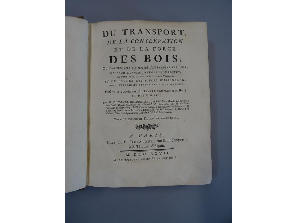 DUHAMEL DU MONCEAU, Henri : Du transport, de la conservation et de la force des bois : ou l'on trouvera des moyens d'attendrir les bois, de leur donner diverses courbures, surtout pour la construction des vaisseaux et de former des pièces d'assemblage pour suppléer au défaut des pièces simples : faisant la conclusion du traité complet des bois et des forêts. Paris : Delatour, 1767. Un volume in-4°. Reliure de lépoque plein veau havane, dos à nerfs orné de caissons de double filet doré fleuronnés, pièce de titre en maroquin grenat, double filet doré sur coupes, toutes tranches rouges. RARE EDITION ORIGINALE, bien complète de ses 27 planches dépliantes et de son en-tête gravé. Coiffe de tête arasée, quelques menus défauts, bon état intérieur. BON EXEMPLAIRE, rare.