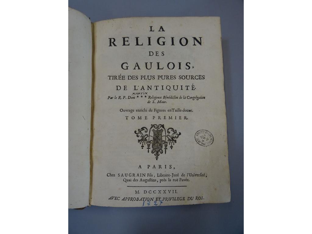 [MARTIN] La religion des gaulois, tirée des plus pures sources de lAntiquité. Paris : Saugrain, 1727. 2 volumes in-4°. Reliures de lépoque plein basane brune, dos à nerfs ornés de caissons de double filet doré fleuronnés, pièces de titre et de tomaison en maroquin grenat, roulette dorée sur coupes, toutes tranches rouges mouchetées. Bien complet de ses 44 planches gravées hors-texte. Des feuillets brunis, quelques usures avec manques aux coiffes notamment sinon BON EXEMPLAIRE.