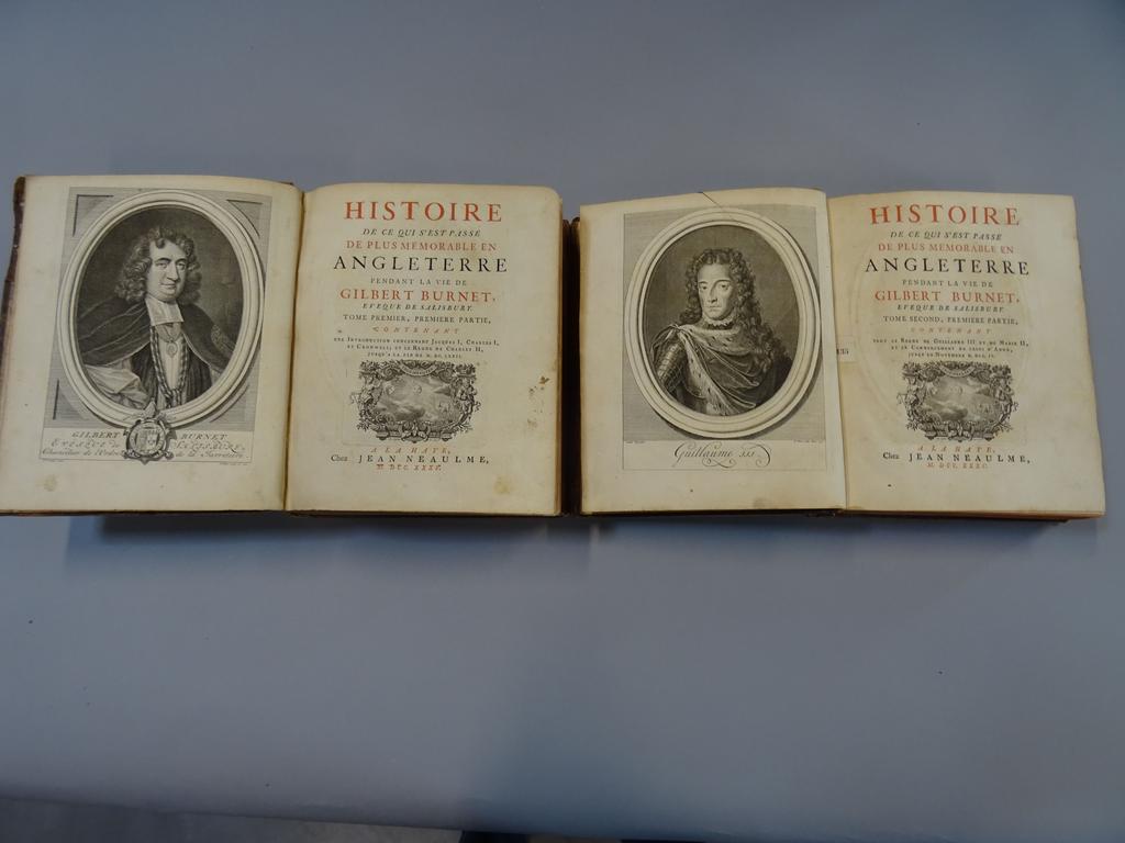 BURNETT, Thomas : Histoire de ce qui s'est passé de plus mémorable en Angleterre pendant la vie de Gilbert Burnet, Evêque de Salisbury. La Haye : Néaulme, 1735. 4 parties en 2 volumes. Reliures de lépoque plein veau havane, dos à nerfs ornés de caissons de double filet doré fleuronnés, pièces de titre et de tomaison en maroquin grenat, toutes tranches rouges. EDITION ORIGINALE, bien complète de ses 17 portraits dans des médaillons par Bernard Picart d'après divers peintres dont Van Dick, dont 2 frontispices. Vignette sur titres répétée. Ces ouvrages couvrent lhistoire du règne de Charles II et de ce qui l'a précédé, l'histoire de Jacques II, l'histoire de Guillaume III et Marie II, l'histoire du règne d'Anne I, suivis de Réflexions sur l'histoire qui précède et La vie de Gilbert Burnet. 4 ou 5 feuillets tâchés en marge, rares rousseurs éparses. Reliures avec usures et manques, coiffes arasées. Exemplaire correct