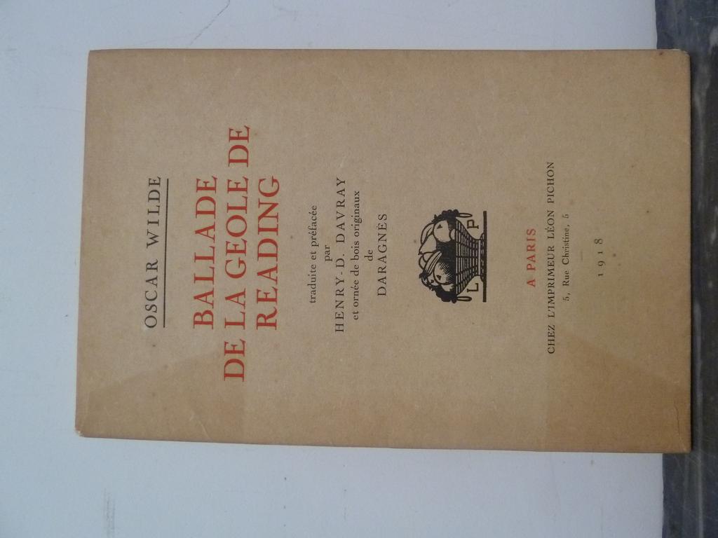 WILDE, Oscar. (DARAGNES) : Ballade de la geôle de Reading par C.3.3. Paris : Léon Pichon, 1918. Un volume in-8° en feuilles sous couverture illustrée et rempliée. Etui cartonné. Illustré de 25 gravures sur bois en camaïeu de DARAGNES. Tiré à 395 ex. numérotés. 1 des 100 sur Japon impérial. TRES BEL EXEMPLAIRE, superbement illustré.