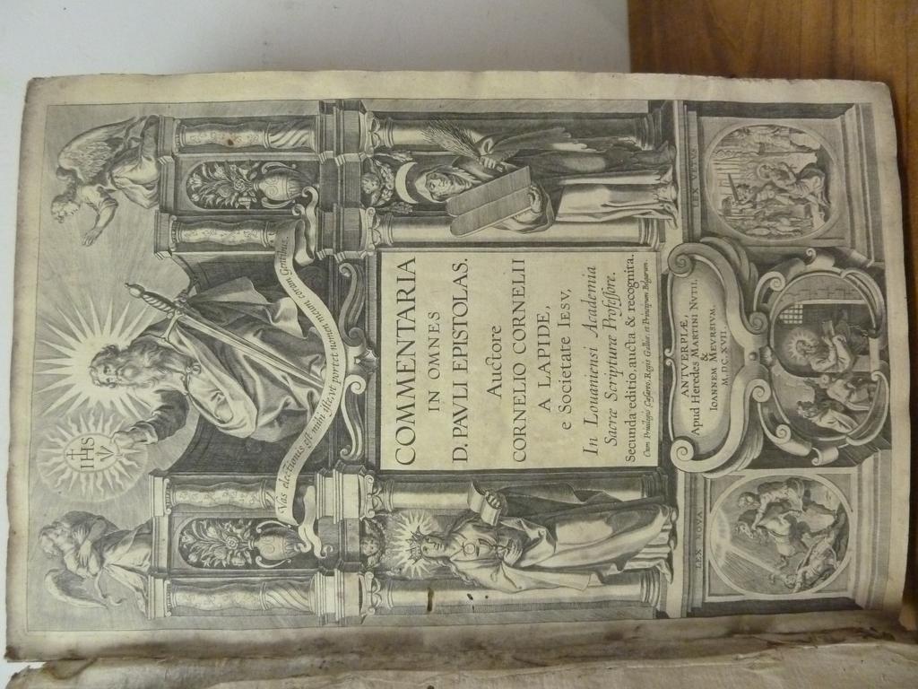 CORNELIO, Cornelii : Commentaria in omnes D. Pauli Epistolas. Anvers : Heredes et Martin, 1617. 1 volume petit et fort in-folio. Reliure de lépoque plein vélin. Titre-frontispice gravé. Reliure défraichie avec manques. Feuillets brunis. Exemplaire de travail. (n.c.)