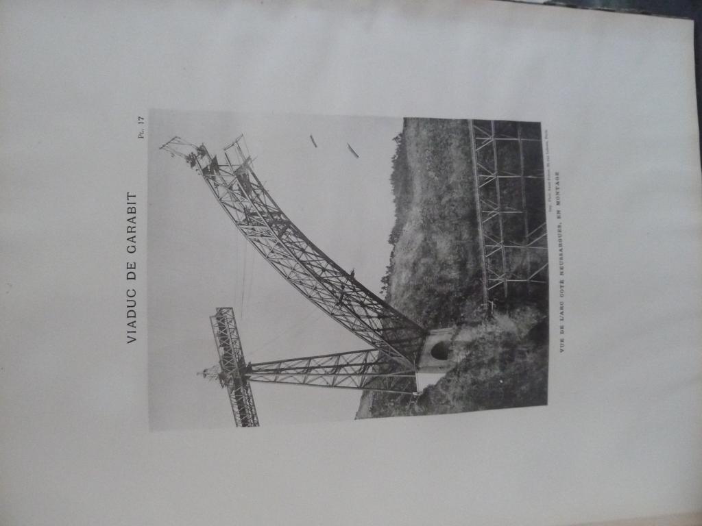 EIFFEL, Gustave : Mémoire sur le viaduc de Garabit. Paris : Baudry et Cie, 1889. Un volume in-folio. Reliure cartonnée à dos toilé de léditeur, 1er plat imprimé. Atlas seul bien complet de ses 13 planches dont certaines doubles ou dépliantes et de ses 6 superbes photogravures, le tout monté sur onglets. Reliure salie et frottée avec manques de papier au second plat, BON EXEMPLAIRE, Rare. ON Y JOINT : VIGNOLE : Cours classique darchitecture. Paris : Monrocq, s.d. (circa 1880). Un volume in-folio en feuilles sous chemise illustrée cartonnée de léditeur. Bien complet de ses 100 planches. Chemise salie avec manque de papier au second plat, quelques planches légèrement effrangées.